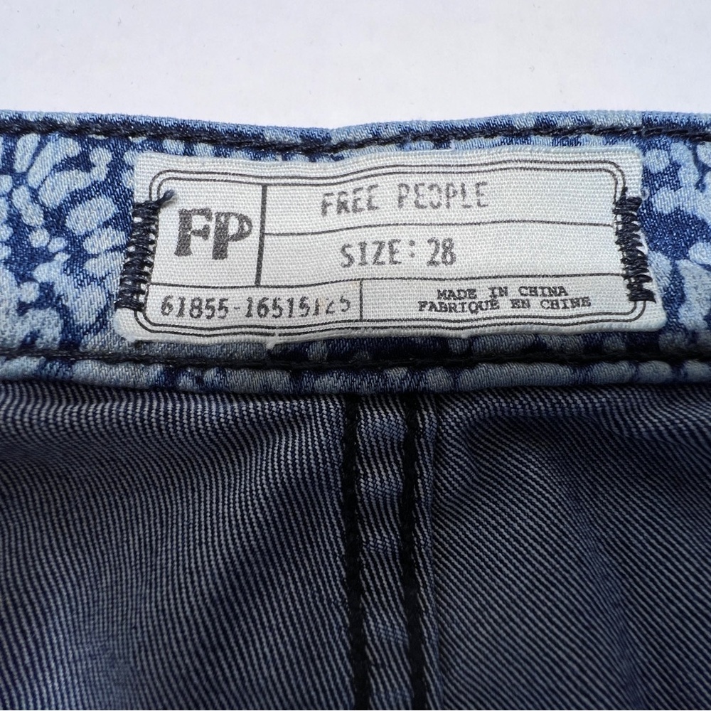❤️💜💙💛 FREE PEOPLE Blue Float On Flare Jeans Embroidered Paisley Jeans Size 28 - Picture 9 of 16